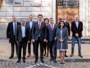 
Социалистите от районните организации на БСП във "Връбница", "Люлин", "Красна поляна" и "Лозенец" подкрепиха общинските съветници от Местна коалиция "БСП за България" с декларации срещу ръководството от "Позитано". 