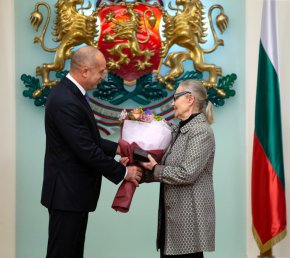 Президентът удостои с Почетен знак Цветана Манева