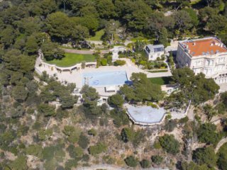  "Мария Ирина" - известна преди като "Вила дел Маре" - е едно от най-богатите имения на Френската ривиера. Оценявана на около 120 млн. евро (130 млн. долара), вилата разполага с басейни, тенис корт и хеликоптерна площадка.