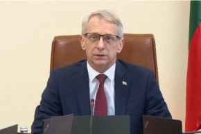 
Той даде и примери. „Днес ще бъде одобрен бюджетът на фонд „Сигурност на електроенергийната система” и така ще бъдат осигурени над 2,5 млрд. лева през тази година. Ще бъде одобрен и бюджетът за безплатни помагала и учебници за децата. Ще бъдат одобрени и 400 млн. лева за изпълнение на планираната инвестиционна програма на общините", каза Денков.