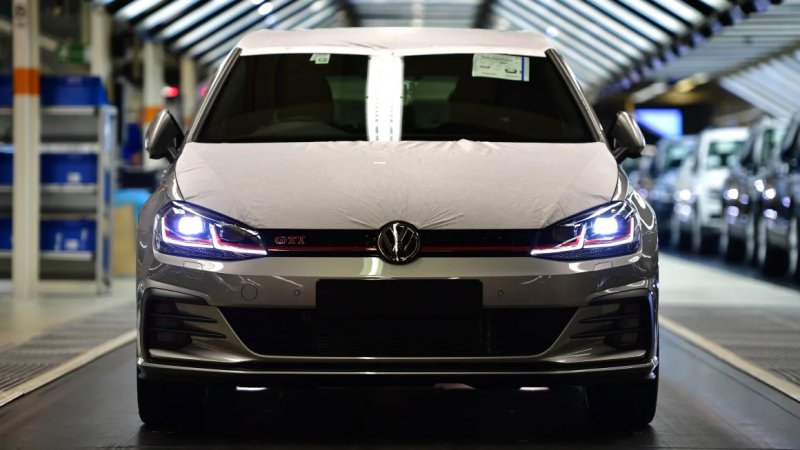 Volkswagen изтегля повече от 260 000 компактни автомобила в САЩ,