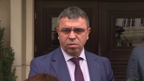 Няма съмнения, че именно Илко Захариев, станал известен като Червения пират, стои зад злонамерените заплахи към представители на централната и местна власт.