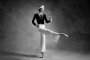 Руската балерина Светлана Захарова се превъплъщава в образа на Коко Шанел по време на представление в Москва