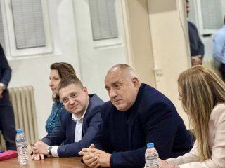Над 150 души посрещнаха Бойко Борисов в клуба на ГЕРБ