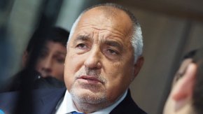 
Попитан кой е предложил текстовете в Конституцията, касаещи избора на служебното правителство, Борисов заяви: "Имам добра памет за неща, в които съм участвал. Специално за Конституцията винаги сте ме чували, че подкрепям Христо Иванов и неговите предложения. Така че, аз дори не съм участвал в разговорите, защото това е нещо, което се преподава в университета и за него се учи доста години. А и имаме много добри конституционалисти, които са дали своята оценка, с която ние се съобразяваме". 