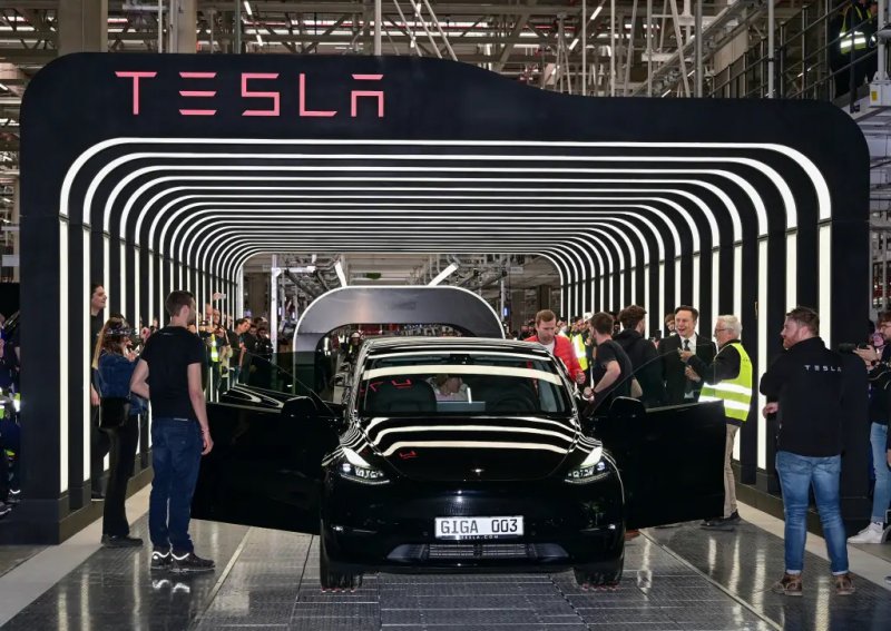 Tesla ще съкрати повече от 10% от служителите си, според