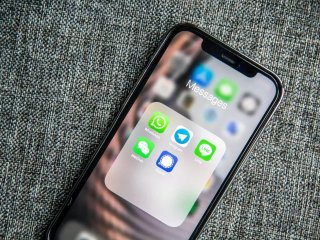 Apple премахна WhatsApp и Threads от магазина си за приложения