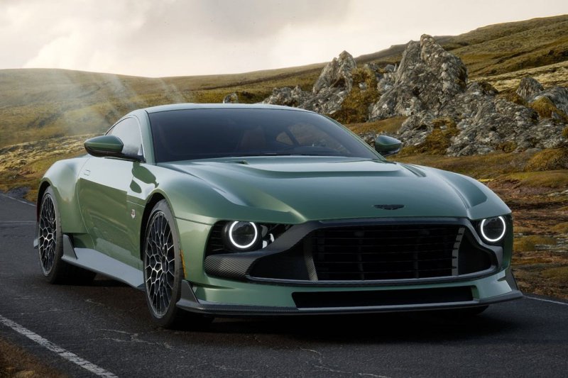 Aston Martin Valour е впечатляващ поклон към 110-годишната история на