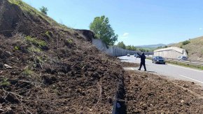 Продължава укрепването на свлачището при 16-и километър на автомагистрала „Струма”, след като подпорната стена край лентата в посока София се срути в неделя.