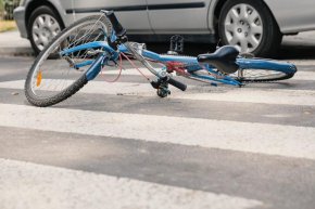 Велосипедист е с опасност за живота след удар от автомобил във Варна, съобщиха от полицията, цитирани от Dariknews.
