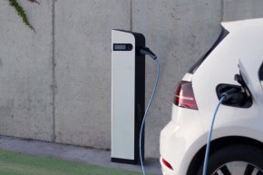 Европейският съюз трябва да инсталира осем пъти повече точки за зареждане на електрически превозни средства (EV) годишно, отколкото през 2023 г, за да отговори на очакваното търсене.
