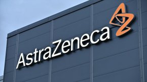 Ваксината на AstraZeneca беше пусната в употреба в началото на 2021 г., малко след като Световната здравна организация обяви епидемията от Covid-19 за пандемия. AstraZeneca доброволно оттегли разрешението си за пускане на пазара на ваксината в ЕС през март миналата година, като Европейската агенция по лекарствата потвърди това.