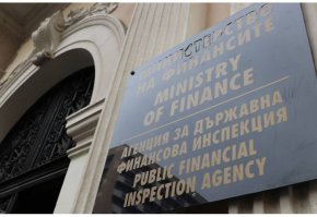 Сметната палата е сезирала Агенцията за държавна и финансова инспекция /АДФИ/ за случаи на несъобразяване със законите и другите нормативни разпоредби при изготвянето на годишните финансови отчети на две министерства и ведомства и 34 общини