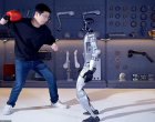Вижте как робот оцелява, когато е ритан и удрян