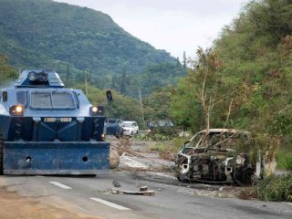 Френски брониран полицейски автомобил в Пайта, Нова Каледония, на 19 май 2024 година. Делфин Майор /