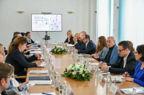 Министър Росен Карадимов представи за обсъждане проекта на стратегия на Българската банка за развитие