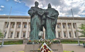 Паметника на светите братя Кирил и Методий пред Националната библиотека