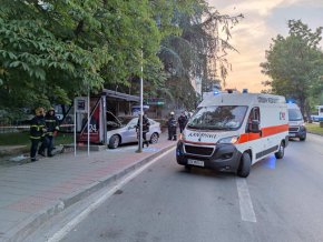 Без опасност за живота са четиримата души, които бяха пометени снощи на спирка на градския транспорт във Варна.