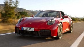 Porsche обикновено обича да прави големи промени, когато обновява даден автомобил, но дори по собствените си стандарти обновеното шаси на 911 с индекс 992 е нещо.