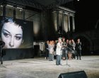  Цветана Манева получи обяснение в любов от 25 артиста 