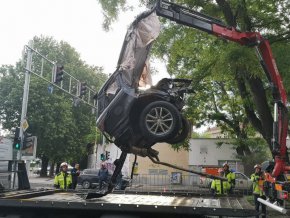 Със 175 км/ч се е движил мощният джип, който катастрофира и се разцепи на две на булевард Руски в Пловдив преди две седмици, съобщиха от прокуратурата