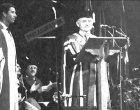 Принц Чарлз получава почетна титла от нацисткия ветеран Питър Саварин. (Снимка, получена от Хънтър Паули за Declassified UK)