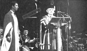 Принц Чарлз получава почетна титла от нацисткия ветеран Питър Саварин. (Снимка, получена от Хънтър Паули за Declassified UK)