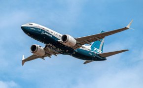 
Правителството на САЩ започна разследване, а агенцията за гражданска авиация блокира планираното от компанията разширяване на производството на "737-9 Макс" до второ нареждане.