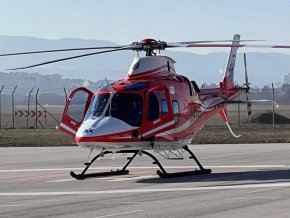 
12 летищни площадки в цялата страна са в готовност да приемат полетите на медицински хеликоптер, каза министър Гвоздейков. От Министерството на здравеопазването обаче зависи кога ще са готови медицинските екипи