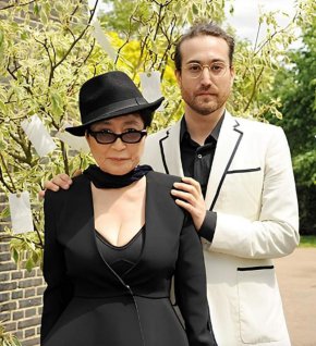 91-годишната Йоко Оно прие любезно имението за 30 млн. долара, подарено ѝ от 48-годишния ѝ син Шон Ленън