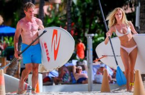 Денис Куейд, 70, който се завърна заедно с Деми Мур с филма Субстанцията на феста в Кан се наслаждава на почивка със съпругата си Лора Савой, 30 г., на плажа в Хавай