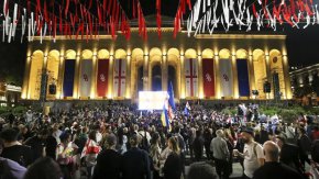Председателят на грузинския парламент одобрява спорен „руски закон“ на фона на протести 