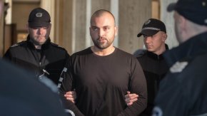 Заради болен съдебен заседател беше отложено делото срещу Димитър Любенов, обвинен за катастрофата на Околовръстен път на София, при която загина френски гражданин