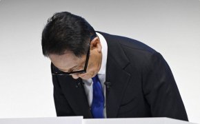 Toyota Motor Corp. Председателят Акио Тойода се извинява на пресконференция. 