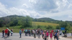 Животновъдите блокираха за час Подбалканския път 