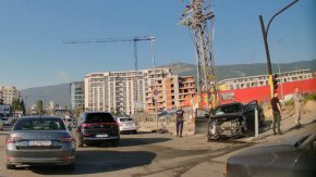 Тежък удар между две коли пред Парадайс в София, двама са в болница
