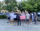 На протест тази сутрин пред болницата в Плевен се събраха момчетата, които са били в колата и техни приятели
