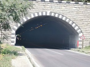 Верижен сблъсък между три леки автомобила е станал в стария тунел "Железница" край Симитли, съобщиха от Областната дирекция на МВР в Благоевград