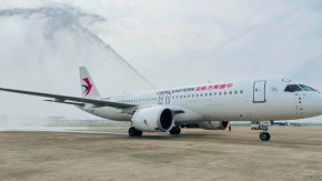 В събота реактивен самолет C919 на авиокомпания China Eastern Airlines (CEA) извърши първия си търговски чартърен полет в чужбина, като осигури двупосочна услуга между Шанхай и Хонконг.