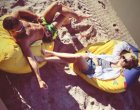 Мария Бакалова и Валери правят тен на плажа: Фото на деня