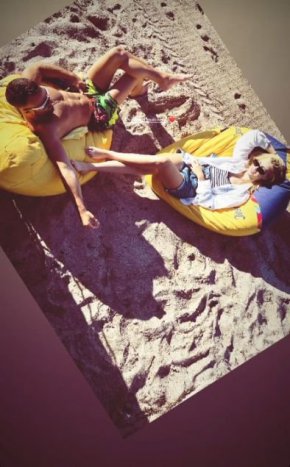 Мария Бакалова и Валери правят тен на плажа: Фото на деня