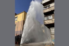 Гейзер от гореща вода изригна тази сутрин на кръстовището на улиците "Росица" и "Дунав" в София.