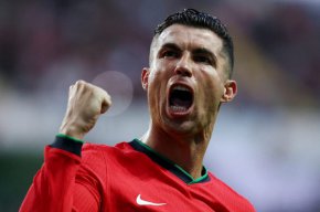 Нападателят на националния отбор на Португалия и на саудитския клуб Ал-Насър Кристиано Роналдо постави световен рекорд по брой изиграни мачове на международно ниво, съобщиха от Международната федерация по футболна история и статистика (IFFHS).
