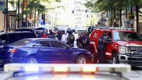 Един човек е загинал, а друг е задържан, след като градски автобус беше отвлечен и се стигна до гонка с полицията в американския град Атланта.