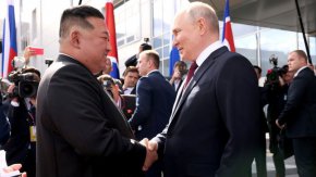 Докато Ким Чен-ун и ръководството на КНДР многократно са предлагали да разрешат различията с мирни средства, САЩ отказват да изпълнят предишните споразумения и "продължават да поставят нови, все по-сурови и очевидно неприемливи изисквания", пише Путин.
