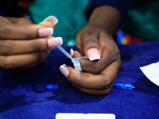 Ваксина срещу ХИВ за 42 000 долара годишно, изпробвана в Африка 