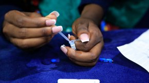 Ваксина срещу ХИВ за 42 000 долара годишно, изпробвана в Африка 