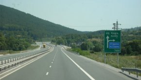 От днес до 4 юли шофьорите е необходимо да се движат с повишено внимание при 77-и км и 83-и км на магистрала Струма поради ремонт на фуги на две съоръжения.