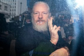 Съоснователят на WikiLeaks Джулиан Асанж беше освободен от затвора с максимална степен на сигурност "Белмарш"