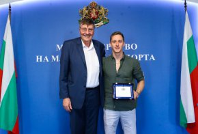 Министърът на младежта и спорта Георги Глушков връчи почетен плакет на Любомир Епитропов, който спечели златен медал на 200 м бруст на Европейското първенство по плуване в Белград.